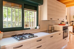 Fridge, microwave, oven, stovetop - Seaside Apartment with Pool and Wi-Fi – Pets Allowed (Marina di Acate)