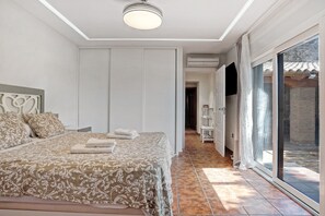 4 bedrooms, free WiFi, bed sheets - Pet-Friendly Holiday Home 'Casa Dago' close to the Beach with Pool & Wi-Fi (Chiclana de la frontera)