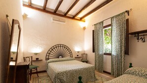 A bedroom with two beds, a desk, and a chair. - Apartment 'Tenuta Donna Vittoria Edera' with Mountain View, Wi-Fi and Air Conditioning (Trapani)