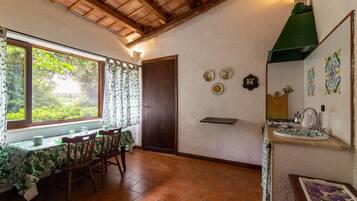 Frigorifero, piano cottura, pentole/stoviglie/utensili