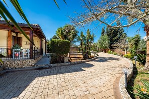 Property grounds - Villa DeLux with Mountain Views, Heated Hot Tub, Garden, and Wi-Fi (Castellammare del Golfo)