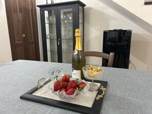 Dining - Villa DeLux with Mountain Views, Heated Hot Tub, Garden, and Wi-Fi (Castellammare del Golfo)