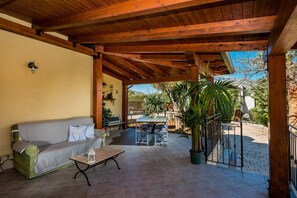 Outdoor dining - Villa DeLux with Mountain Views, Heated Hot Tub, Garden, and Wi-Fi (Castellammare del Golfo)