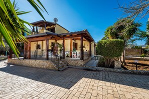 Exterior - Villa DeLux with Mountain Views, Heated Hot Tub, Garden, and Wi-Fi (Castellammare del Golfo)