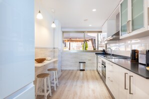 Fridge, microwave, oven, stovetop - Holiday Apartment "Terraza Larios" with Wi-Fi, Terrace & Balcony (Malaga)