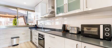 Kühlschrank, Mikrowelle, Ofen, Herdplatte