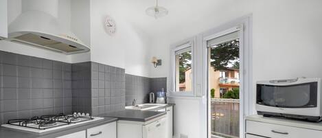 Fridge, microwave, dishwasher, coffee/tea maker