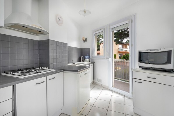 Fridge, microwave, dishwasher, coffee/tea maker