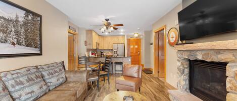 Fernseher, Kamin, DVD-Player, Bücher