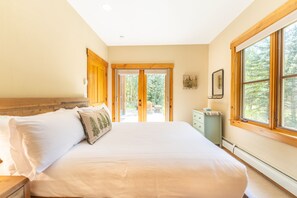 4 bedrooms, iron/ironing board, free WiFi, bed sheets - Updated Townhome w/ Private Oversized Deck Offering Treed & Mountain Views! (Keystone)