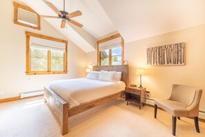 4 bedrooms, iron/ironing board, free WiFi, bed sheets - Updated Townhome w/ Private Oversized Deck Offering Treed & Mountain Views! (Keystone)