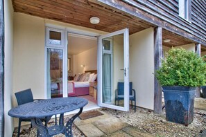 Premium bedding, desk, iron/ironing board, free WiFi