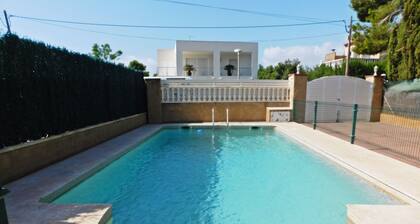 Agradable Casa con Piscina en Les Tres Cales