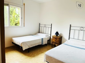4 habitaciones, tabla de planchar con plancha, wifi y ropa de cama