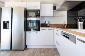 Jääkaappi, mikroaaltouuni, uuni, astianpesukone