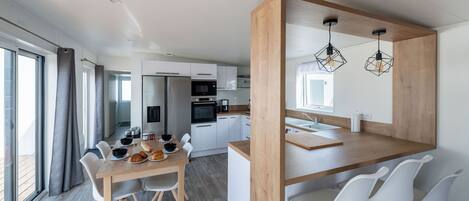 Kjøleskap, mikrobølgeovn, ovn og oppvaskmaskin