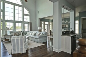 Smart TV, lettore DVD, tavolo da calcetto, tavolo da ping pong