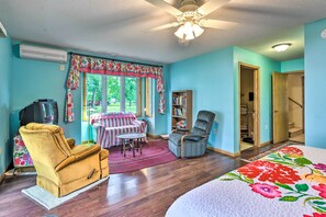 4 bedrooms, iron/ironing board, WiFi, bed sheets