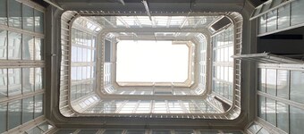 Exterior y  con vistas a una de las plazas más bonitas de Cádiz y a la catedral.