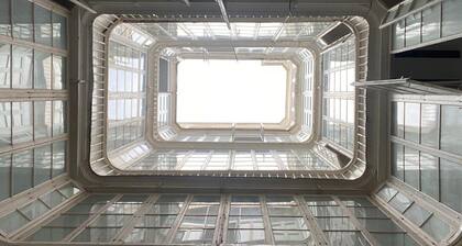 Exterior y con vistas a una de las plazas más bonitas de Cádiz y a la catedral.