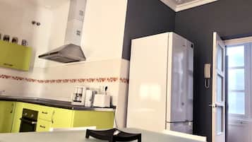 Een koelkast, een magnetron, een oven, een koffiezetapparaat/waterkoker