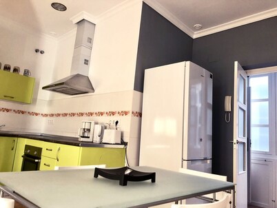 Exterior y  con vistas a una de las plazas más bonitas de Cádiz y a la catedral.