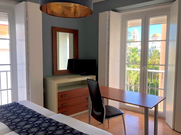 3 bedrooms, desk, iron/ironing board, free WiFi - Exterior y con vistas a una de las plazas más bonitas de Cádiz y a la catedral. (Cádiz)