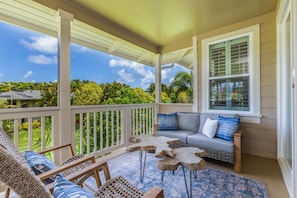 Large lanai w/ lounge area - Nihilani 16C - 3 bedrooms with AC (Princeville)
