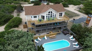 Et toetagers hus med stor terrasse og swimmingpool.