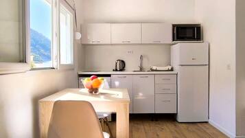 Fridge, stovetop, electric kettle, cookware/dishes/utensils