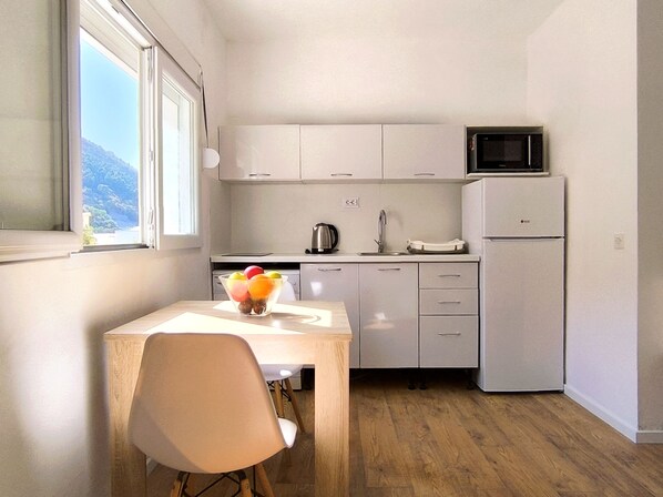Fridge, stovetop, electric kettle, cookware/dishes/utensils