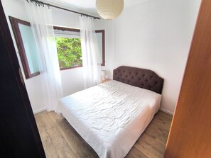 3 bedrooms, iron/ironing board, free WiFi, bed sheets - Quiet 1BR flat in the garden (Будва)