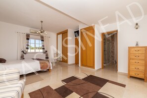 3 chambres, fer et planche à repasser, Wi-Fi gratuit, draps fournis