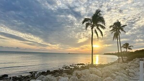 Beach nearby - Spectacular Ocean Views, Refreshing Sea Breezes with an Island Atmosphere. KW (Key West)