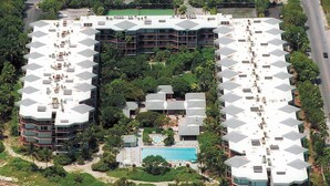 A hotel with a central swimming pool, surrounded by lush greenery and a beach. - Spectacular Ocean Views, Refreshing Sea Breezes with an Island Atmosphere. KW (Key West)