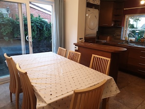 Apartemen | Dapur pribadi | Lemari es, microwave, oven, dan kompor