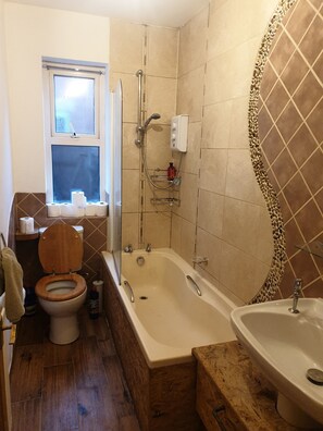 Apartment | Badezimmer | Dusche, Handtücher