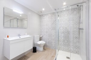 Penthouse 2 | Kylpyhuone | Suihku, sadesuihkupää, ilmaiset hygieniatuotteet, hiustenkuivaaja