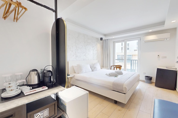 Double Room with Private Bathroom | Verduisterende gordijnen, geluiddichte muren