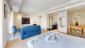 King Room with Disability Access | Blackout drapes, soundproofing, iron/ironing board, free WiFi