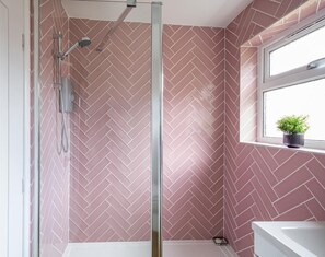 Een douche, een haardroger, handdoeken, zeep