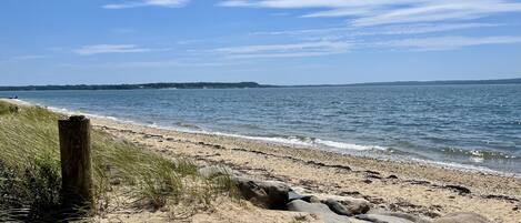 Playa en los alrededores y toallas de playa