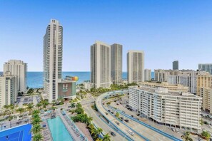 Exterior - Experience the ultimate in coastal living at H Beach House. Make this apartment your dream vacation! (Hollywood)