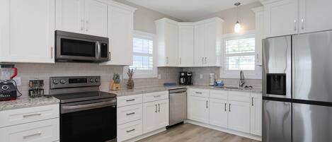 雪櫃、微波爐、焗爐、洗碗機