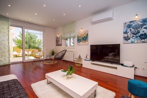 TV, video games, table tennis - Villa Anita with private pool, gym, 6 bedrooms, sea view (Kucine)