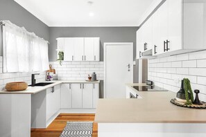 Een koelkast, een microgolfoven, een oven, een kookplaat