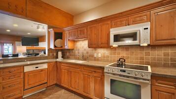 Townhome, 4 Bedrooms | Private kitchen
