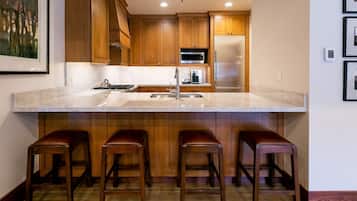 Suite, 1 habitación | Cocina privada | Cafetera y tetera