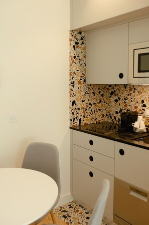 Kühlschrank, Mikrowelle, Herdplatte, Geschirrspüler