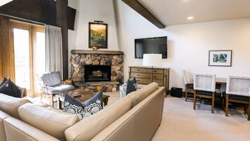 Studio | Living room | Fireplace